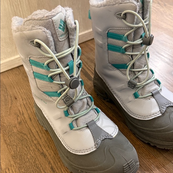 Columbia Women’s Gray and Teal Snow Boots - Picture 5 of 12